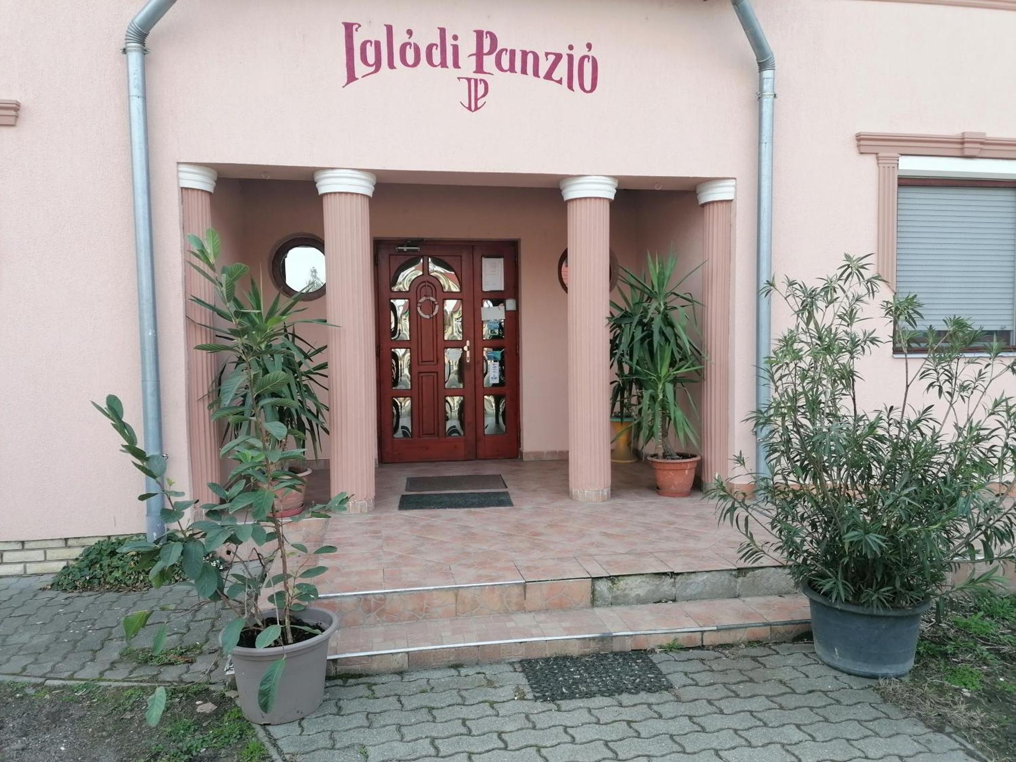 Iglodi Panzio Hotel Kunszentmarton Bagian luar foto