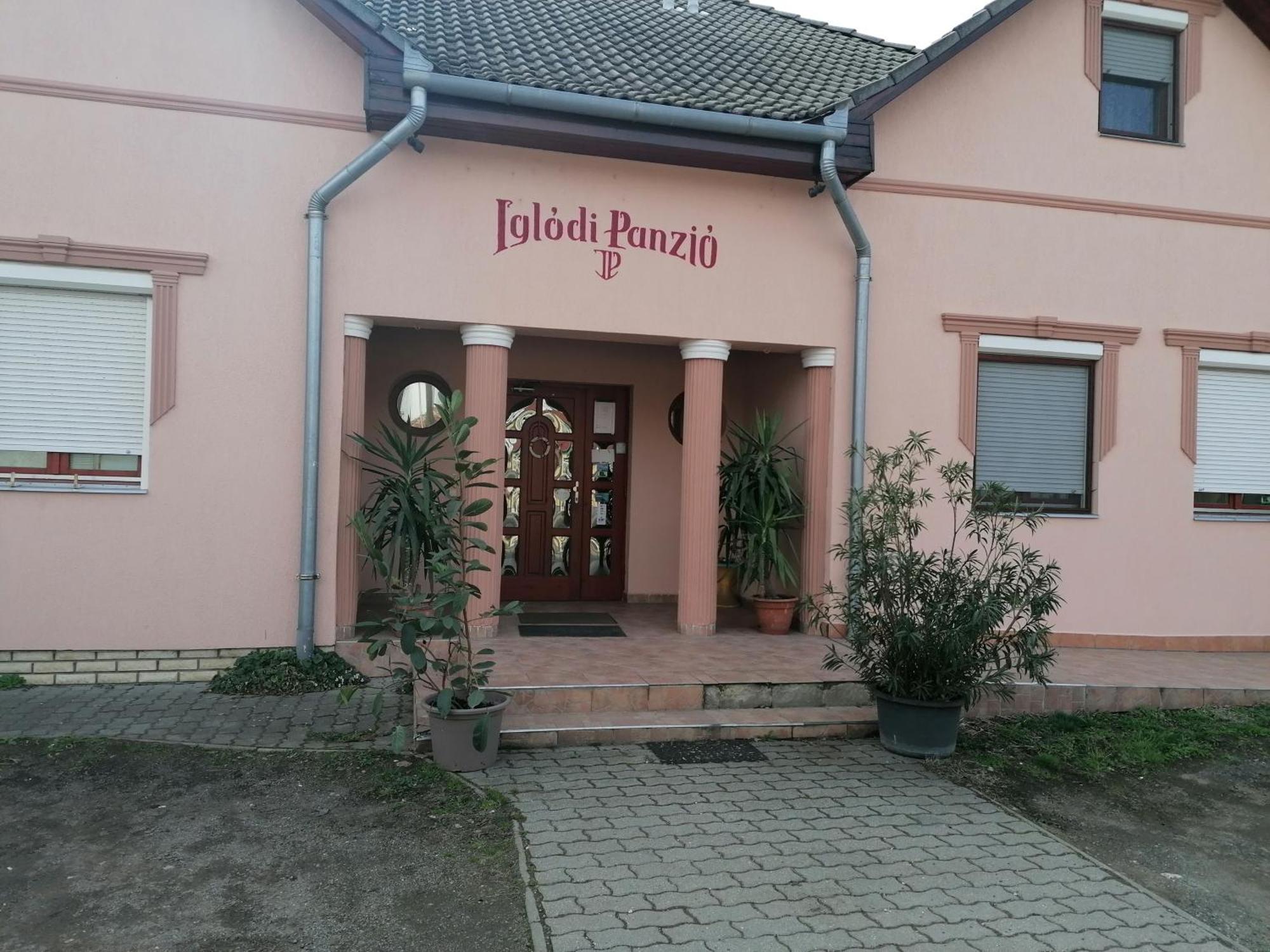 Iglodi Panzio Hotel Kunszentmarton Bagian luar foto