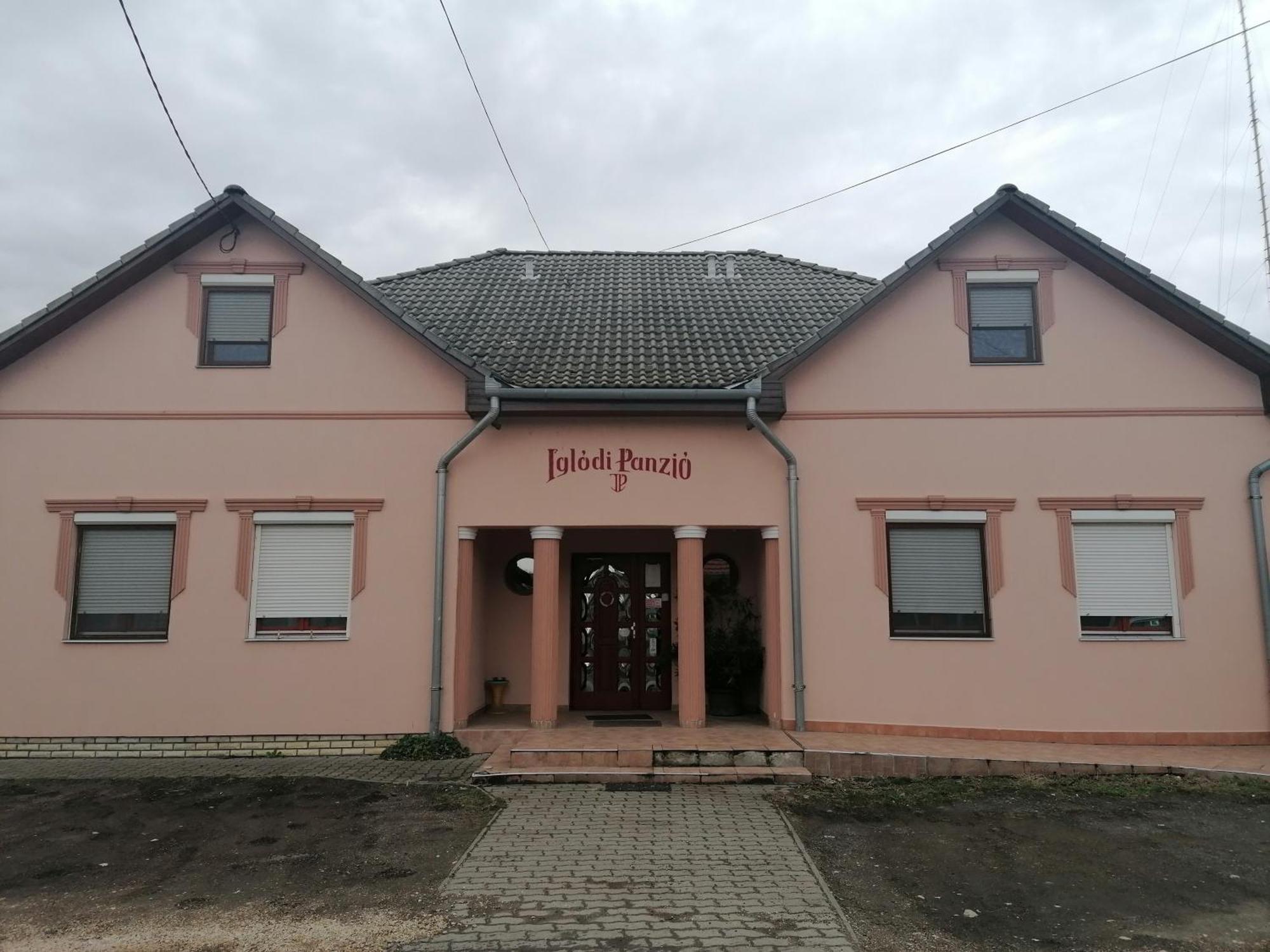 Iglodi Panzio Hotel Kunszentmarton Bagian luar foto