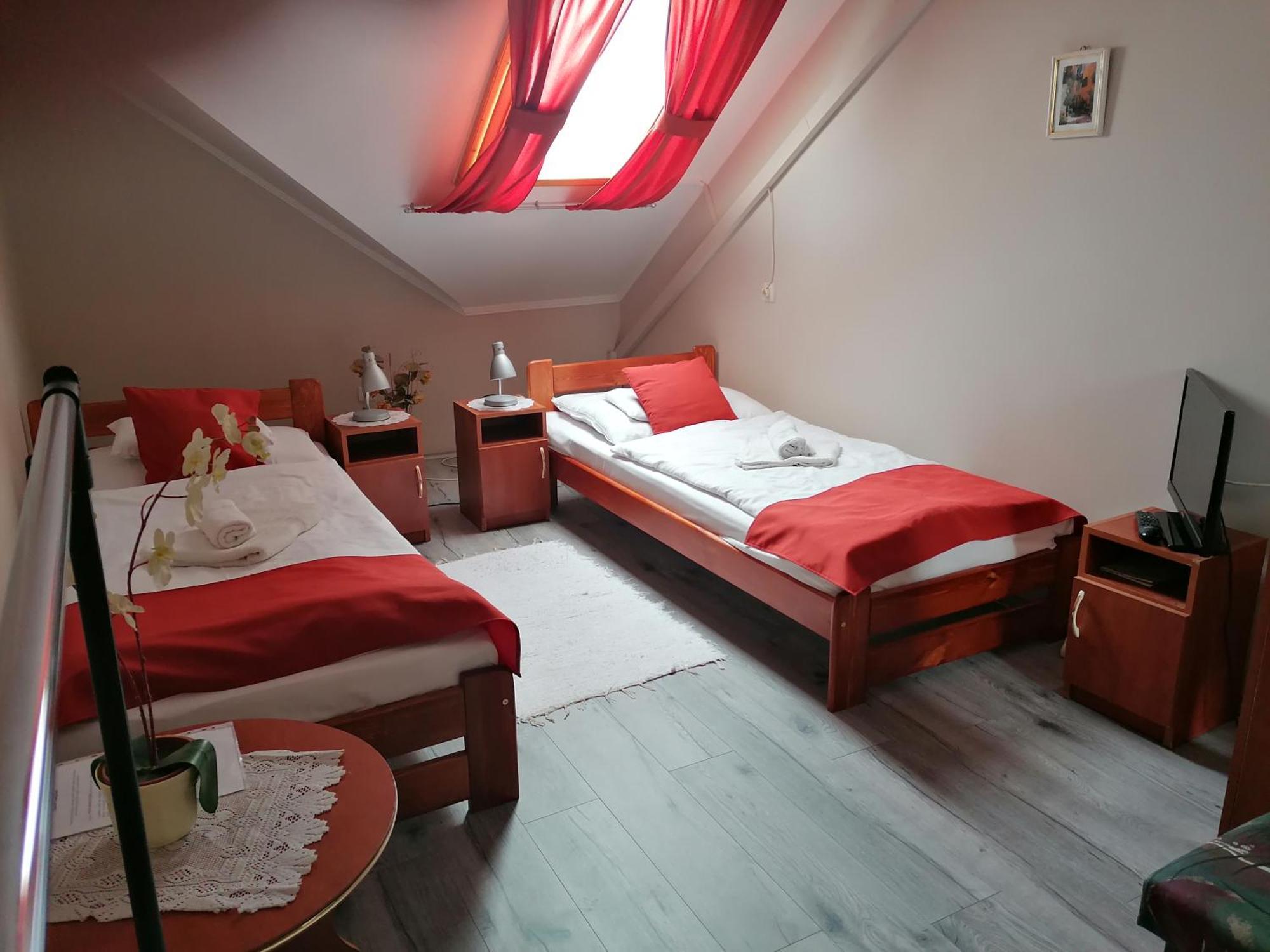 Iglodi Panzio Hotel Kunszentmarton Bagian luar foto