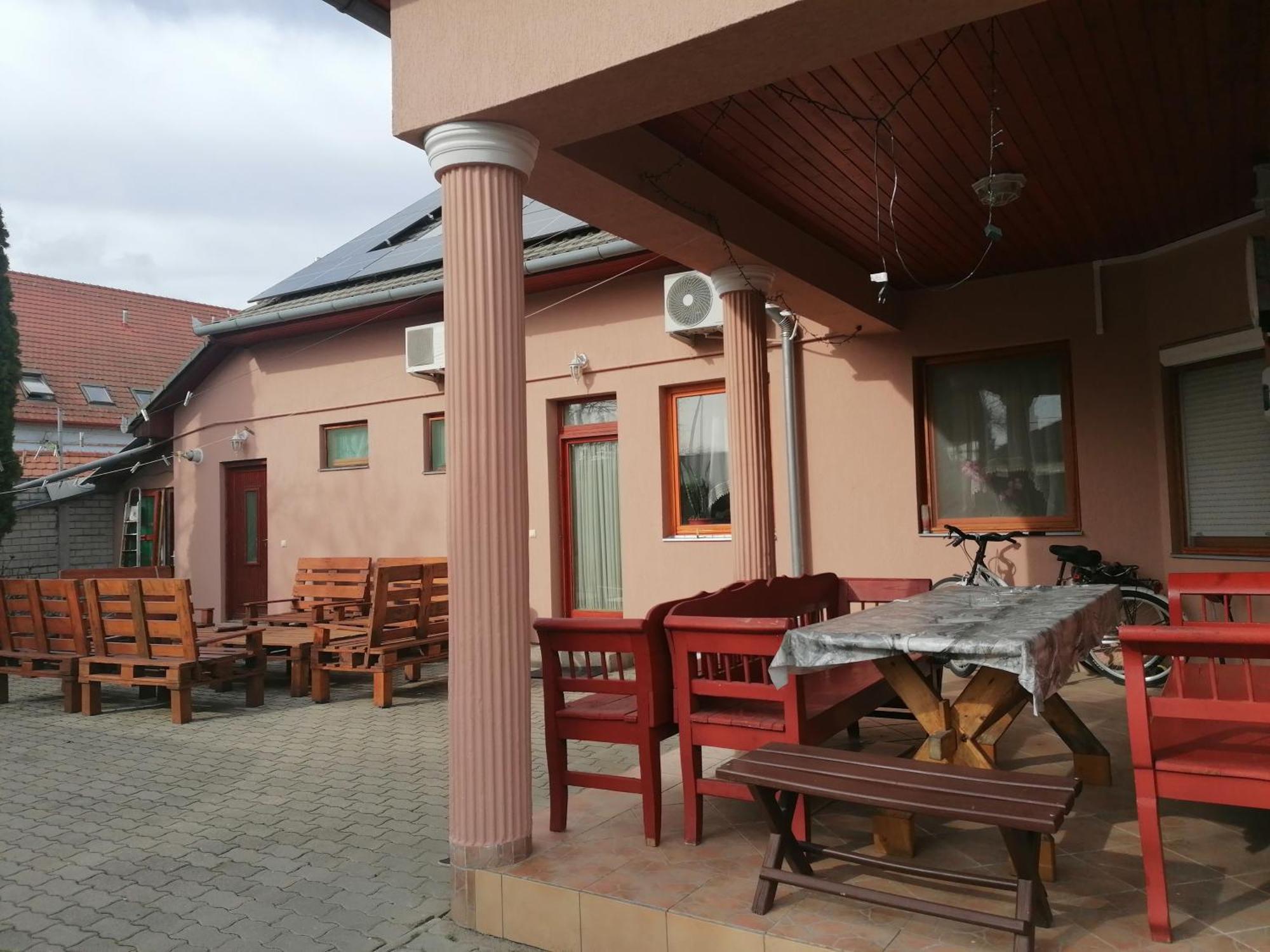 Iglodi Panzio Hotel Kunszentmarton Bagian luar foto