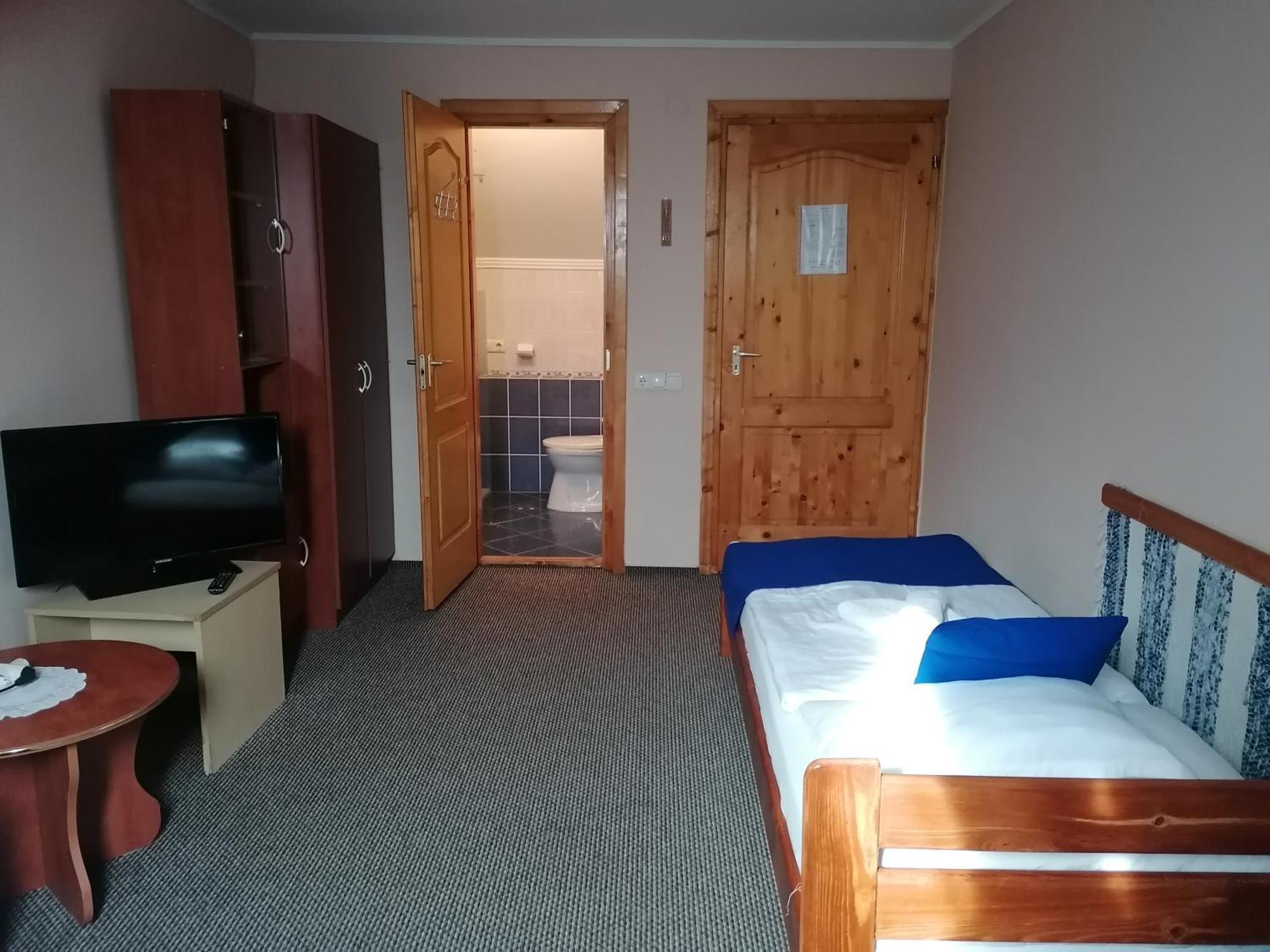 Iglodi Panzio Hotel Kunszentmarton Bagian luar foto