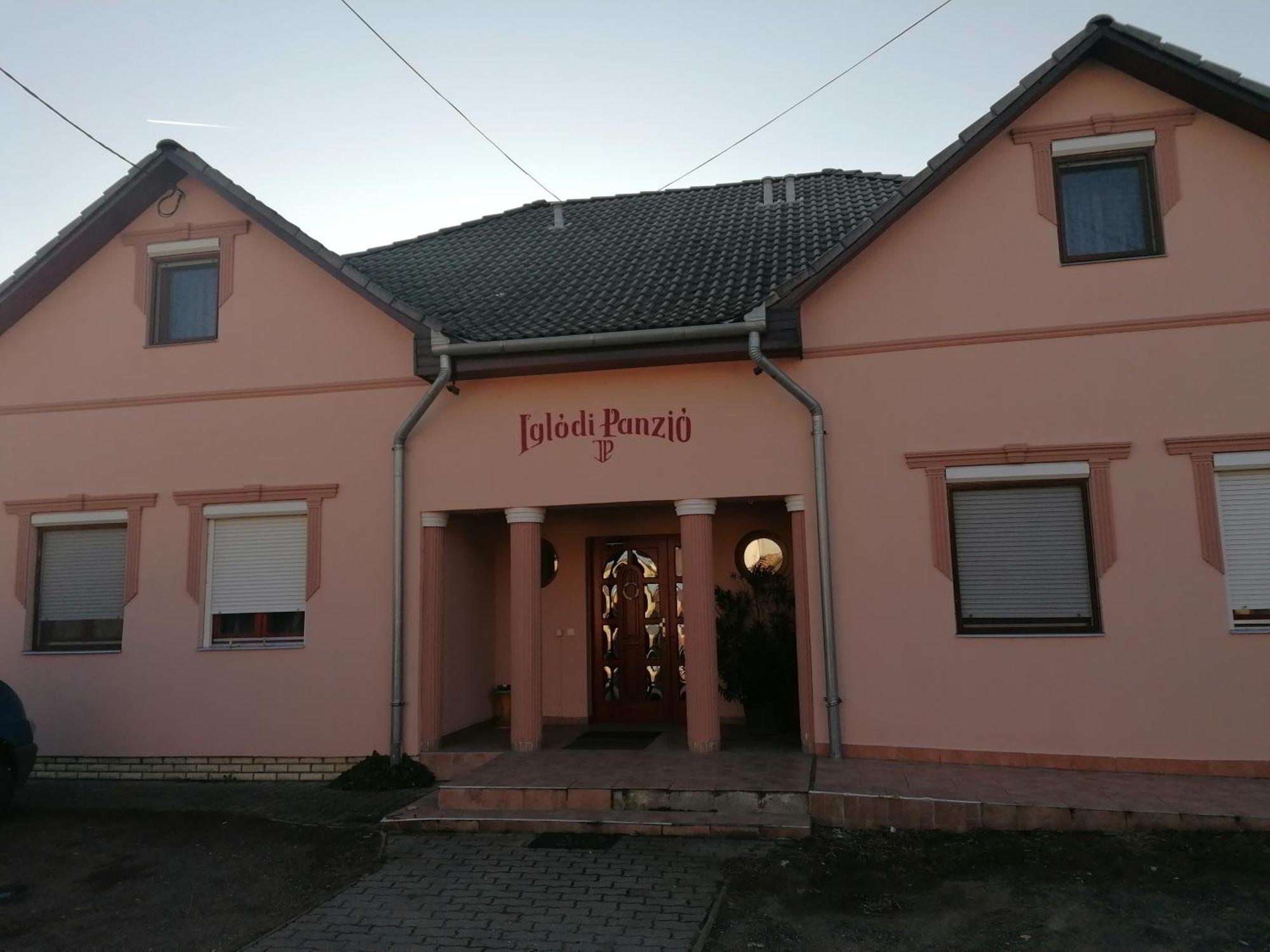 Iglodi Panzio Hotel Kunszentmarton Bagian luar foto
